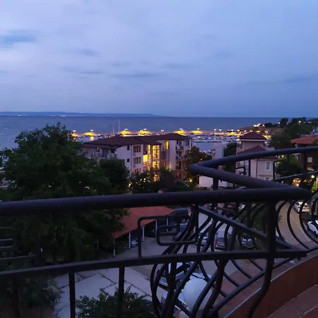 Housedenz ゲストハウス チェルノモレツ