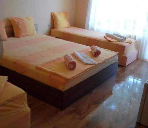 Къща за гости Housedenz